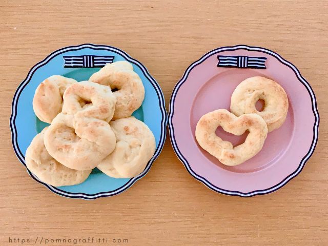 ピンクのお皿と水色のお皿の上にある豆腐ドーナツ